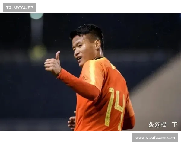 红牌背后的深意与争议:足球场上的严格判罚与公平公正的平衡之道 红牌背后的深意与争议:足球场上的严格判罚与公平公正的平衡之道